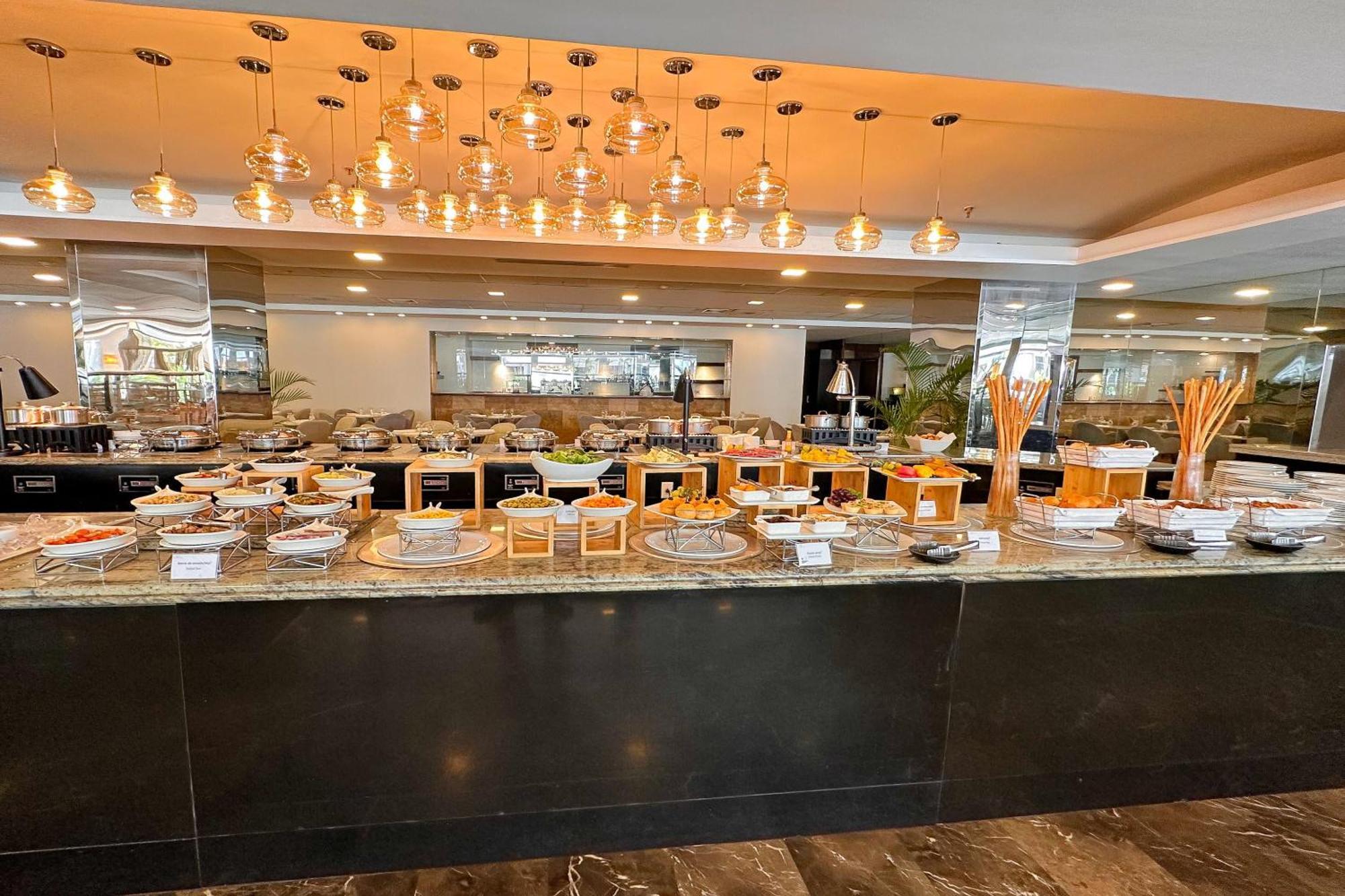 Sheraton Grand Panama Dış mekan fotoğraf The buffet at the hotel