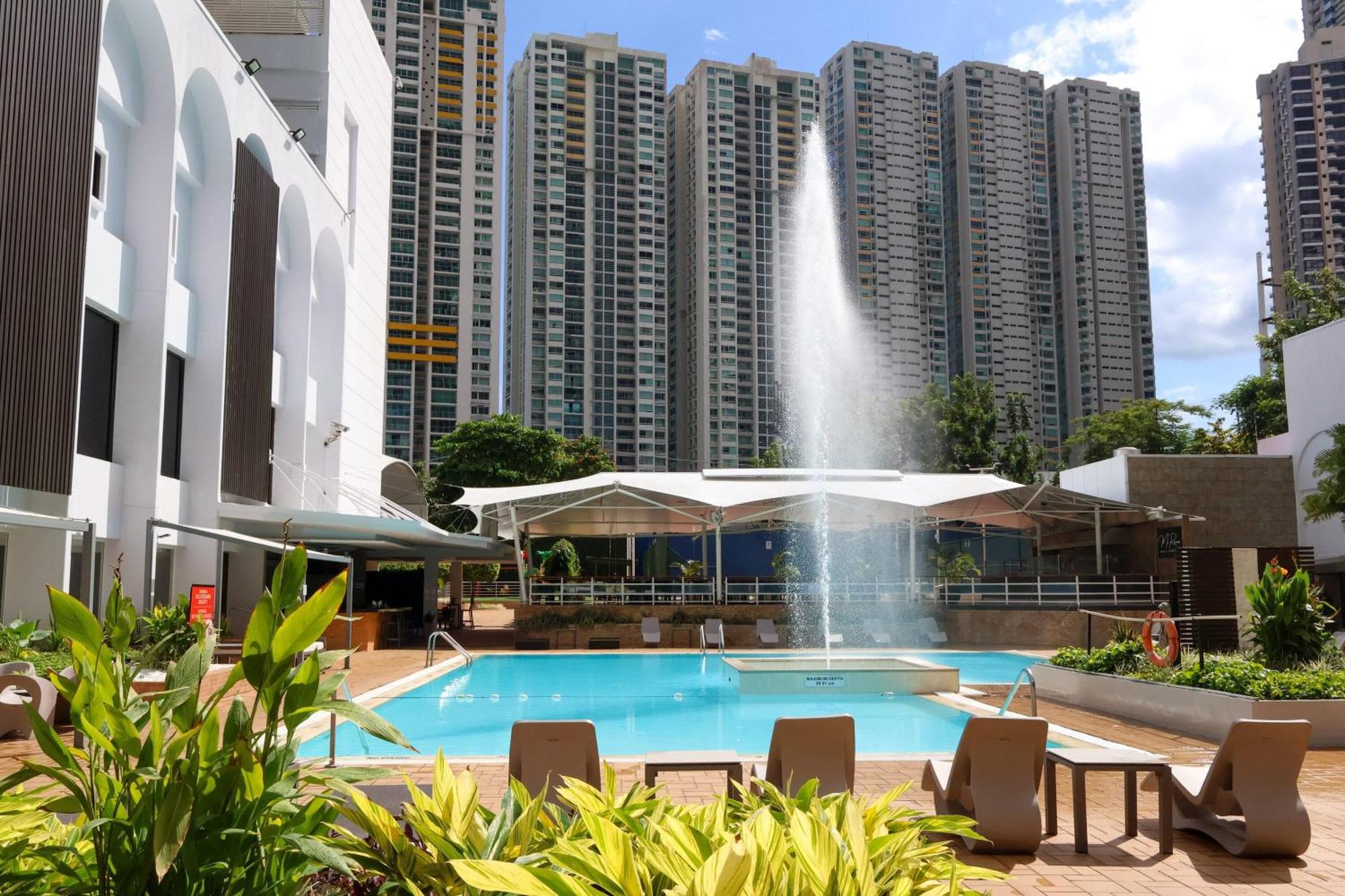 Sheraton Grand Panama Dış mekan fotoğraf The swimming pool at the clubhouse